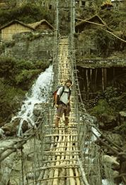 Harvey Mudd Watson研究员Alan Baron在尼泊尔一座吊桥上