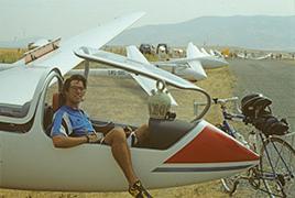 哈维马德沃森研究员艾伦巴伦坐在西班牙的滑翔机里